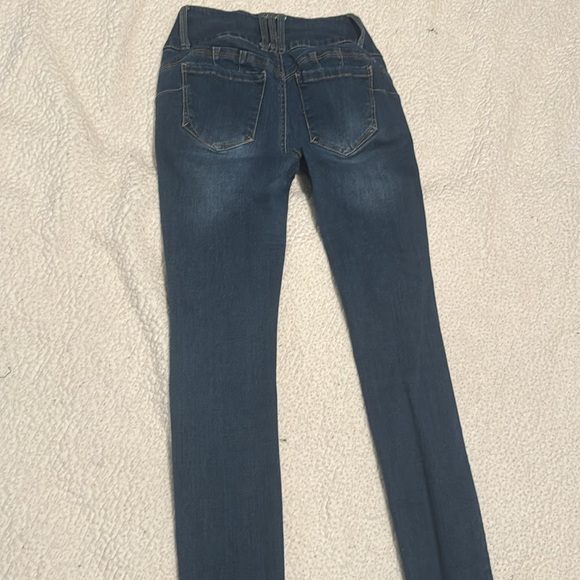 Butt Liifting Jeans - Picture 2 of 2